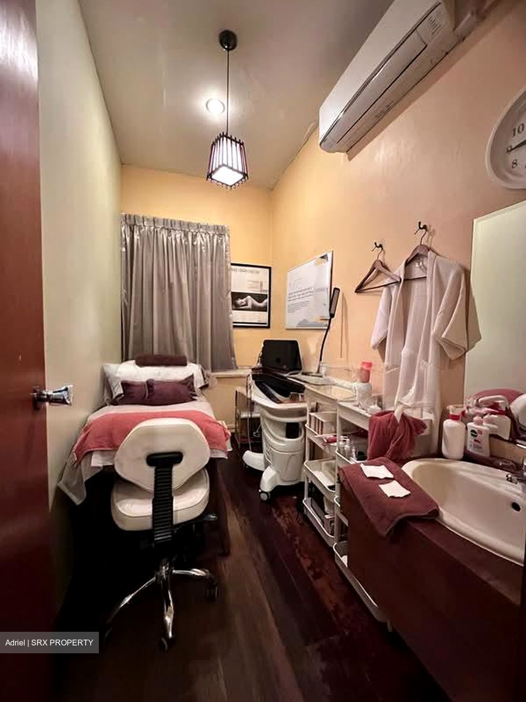 Temple Street (D1), Office #546954591
